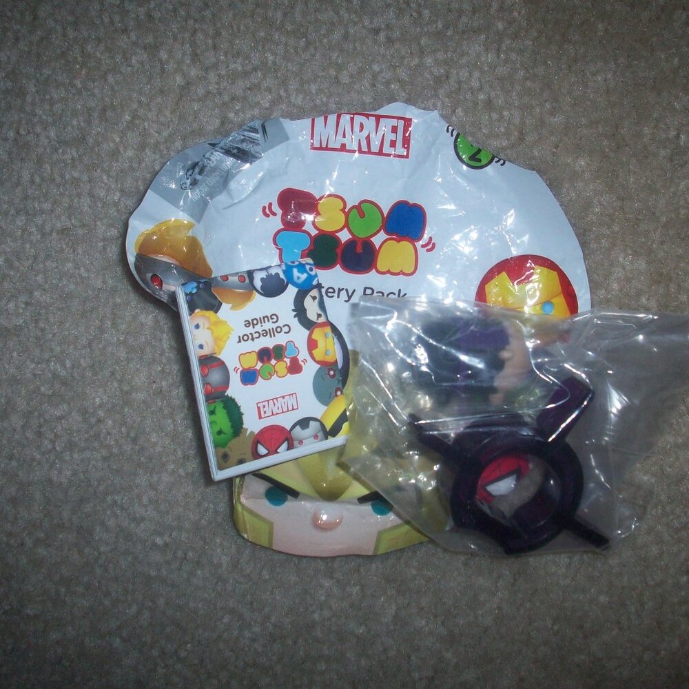 Marvel Vinyl Tsum Tsum 205 Hawkeye Figure With Matching Mystery Mini Accessory